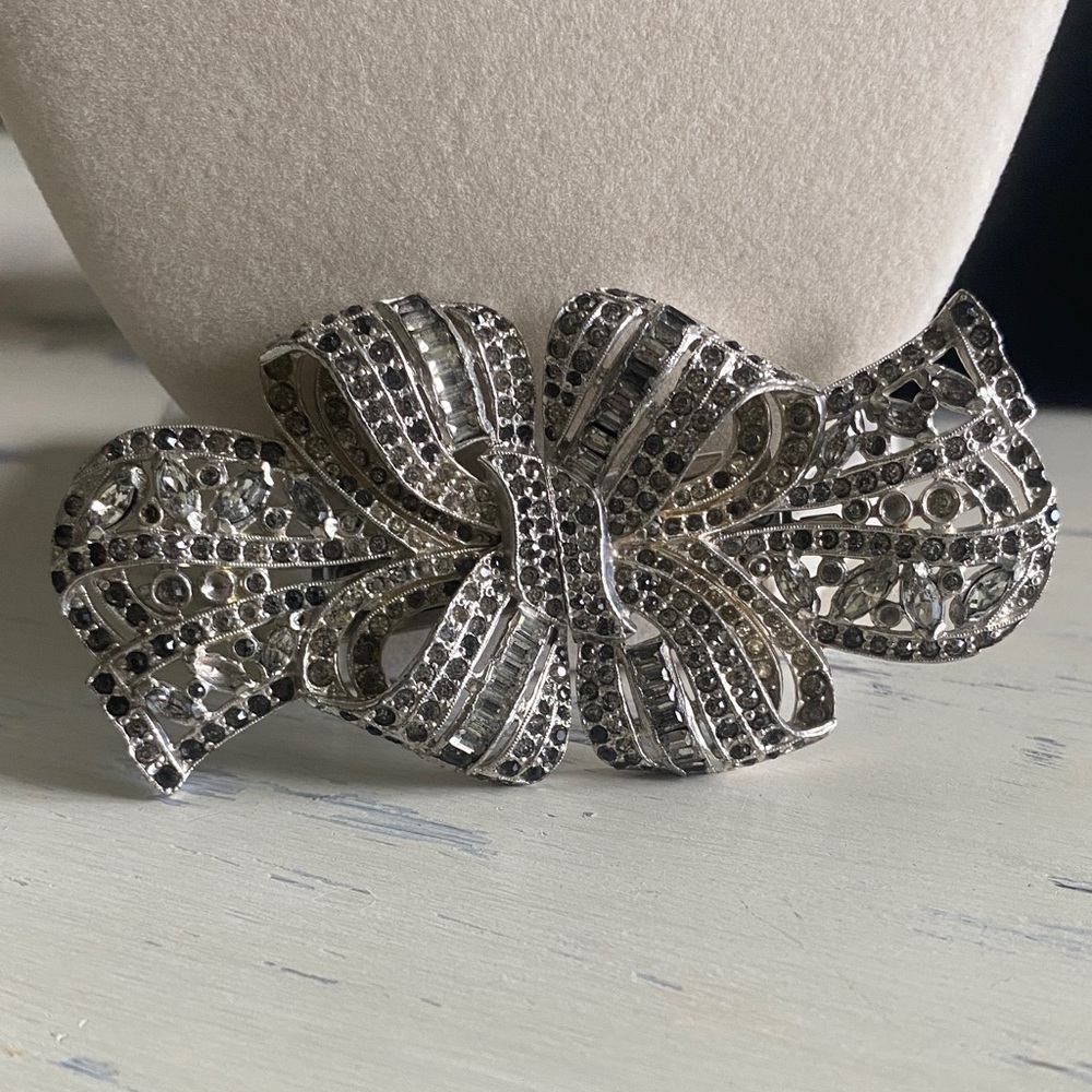 Elegant Silver Bow Brooch
